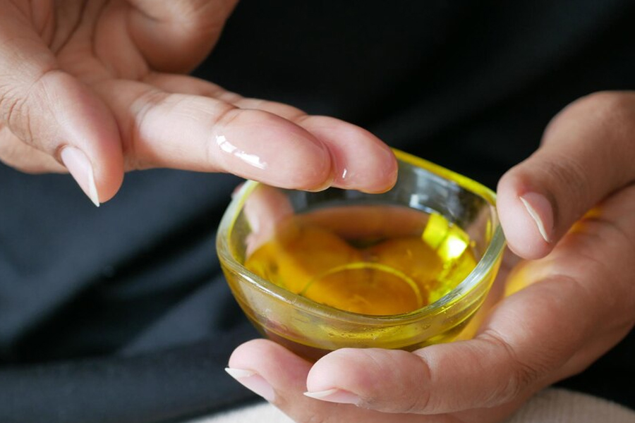 What Are Benefits Of Applying Coconut Oil In Belly Button? OnlyMyHealth